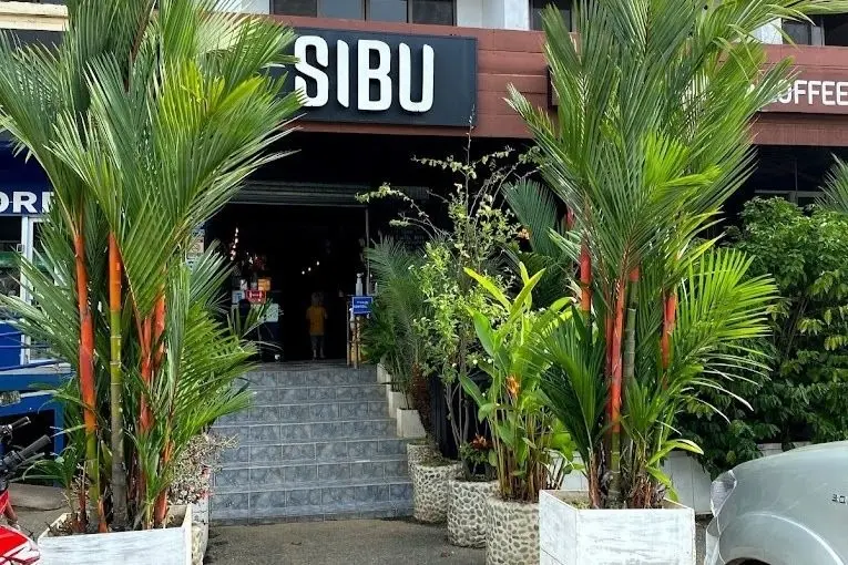 Front entrance of Sibu Café in Uvita, Costa Rica, a popular choice among Uvita restaurants, surrounded by lush greenery