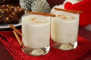 A festive glass of Rompope, a traditional Christmas drink in Costa Rica, similar to eggnog, often enjoyed during holiday celebrations.